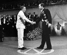 1982年马尔克斯（左）领取诺贝尔文学奖
