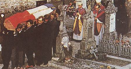覆盖着法国国旗的灵柩被送至科隆贝墓地