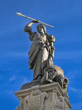 在科鲁尼亚市政厅广场的玛丽亚皮塔的纪念碑