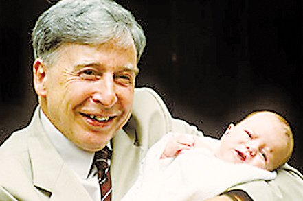 罗伯特·爱德华兹怀抱第一例试管婴儿