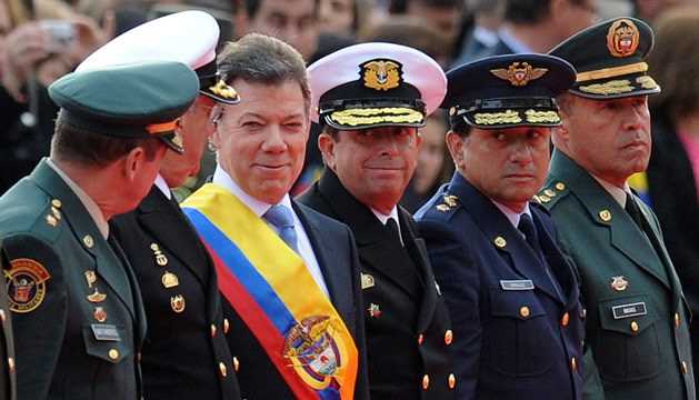桑托斯总统和哥伦比亚各军种的军官们
