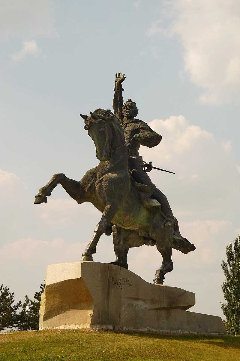 苏沃洛夫塑像