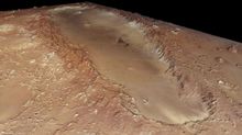 火星奥尔库斯陨坑长约380公里，宽约140公里