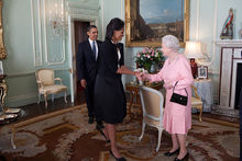与英国女王握手