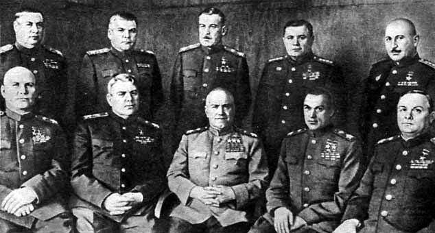 朱可夫（前排中）与二战中苏军的主要指挥官