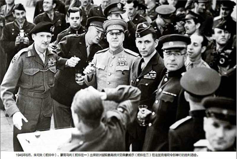 1945年在柏林庆祝的朱可夫