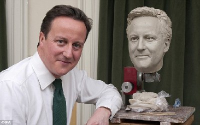 英国首相卡梅伦与尚未完成的自己的蜡像合影