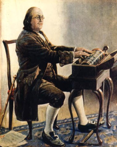 富兰克林在弹奏他发明的玻璃琴