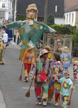 比利时布拉邦特民间艺术节真假稻草人在游行
