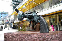 斯德哥尔摩塞格尔街的“无暴力”青铜雕