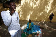 塞内加尔男子咀嚼小木棍以清洁牙齿