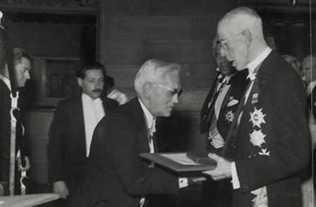 1945年亚历山大·弗莱明（中）荣获诺贝尔奖