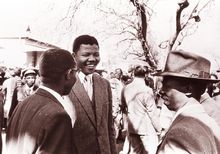 1950年曼德拉与两名“叛国罪”同犯聊天。