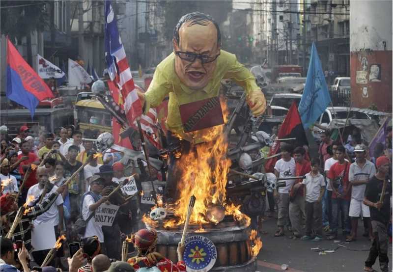 菲律宾民众焚烧阿基诺肖像抗议政府
