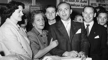 1958年斯蒂法诺和妻子萨拉（左一）