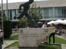 巴萨历史上唯一一座为球员树立的雕像