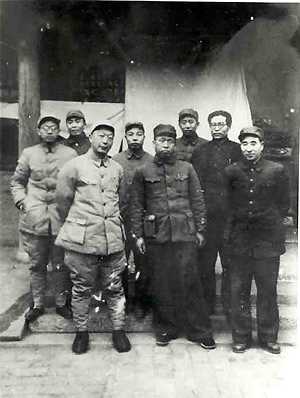 高岗(右2)与林彪、聂荣臻等合影