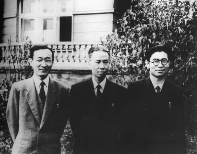 高岗(右)与刘少奇、王稼祥在苏联合影