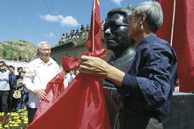 2010年8月29日，高岗铜像在高岗故居揭幕