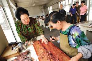 陈丽华(左)在她的紫檀艺术制作厂