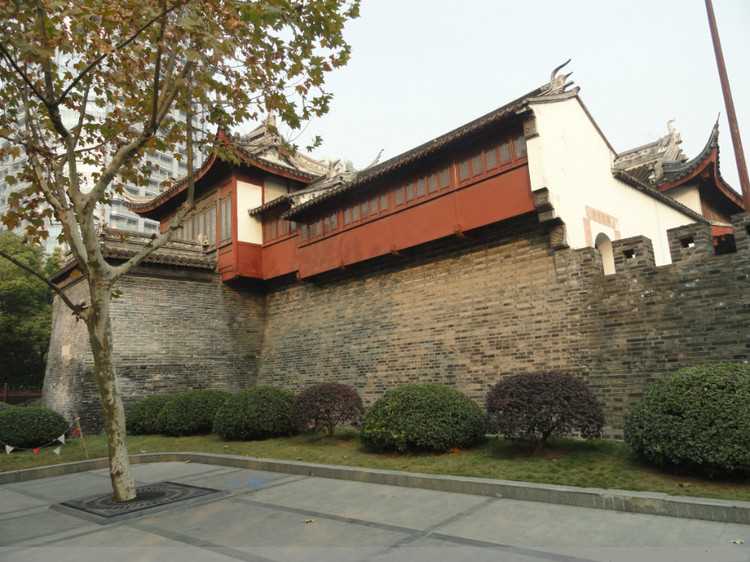 人民路上的上海古城墙与大境阁