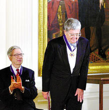 罗森塔尔2002年接受“总统自由勋章”