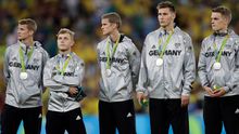 里约奥运会领取银牌（右二）