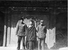 1951年3月范明（左）与十世班禅（中）合影