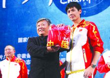 蔡宜达（右）赠送中国奥运军团服