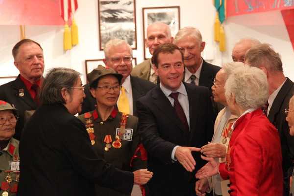 2010年9月俄罗斯梅德韦杰夫与李特特握手