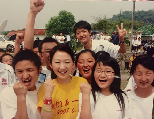 2008年六一，和震后的北川中学的孩子们一起过节