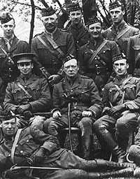 1916年丘吉尔（第一排中间）在部队