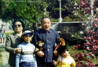 邓小平与孙子萌萌和孙女羊羊（1984年）