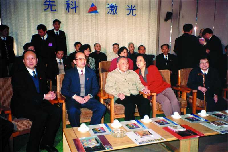 在深圳先科激光公司观看《邓颖超》电视片(1992)