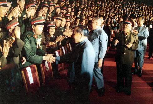 小平等会见中国人民解放军英雄模范代表(1987)