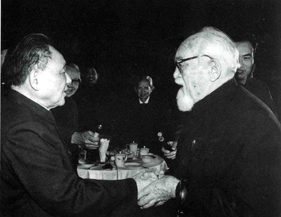 邓小平与包尔汉亲切交谈（1980年）