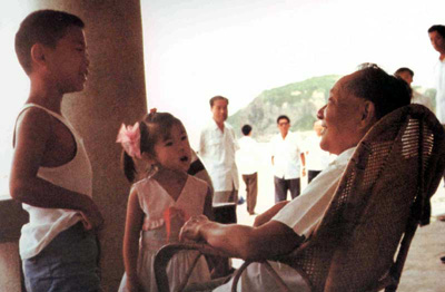 与外孙、外孙女在一起的邓小平（1983年）