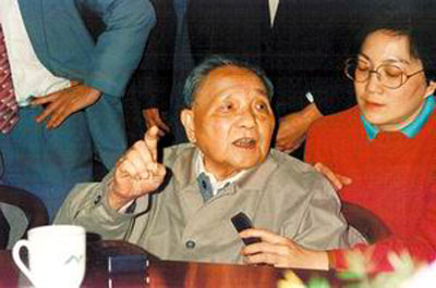 邓小平参观顺德一家企业（1992年春）