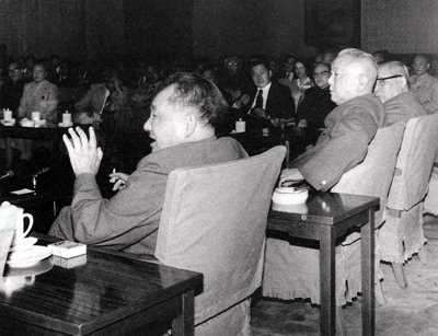 邓小平（左1）、李先念等愈华侨代表座谈(1980)