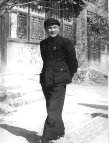 假日里，邓小平在颐和园散步（1952年）