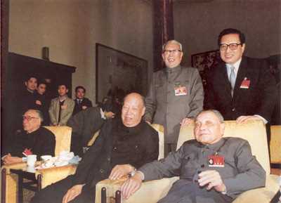 邓小平（前右1）在人民大会堂休息室（1988年）