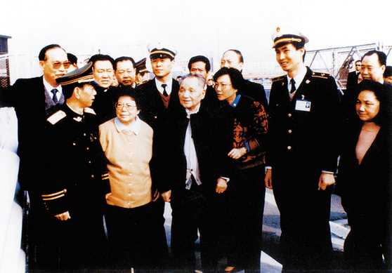 邓小平在深圳皇岗口岸视察（1992年1月19日）