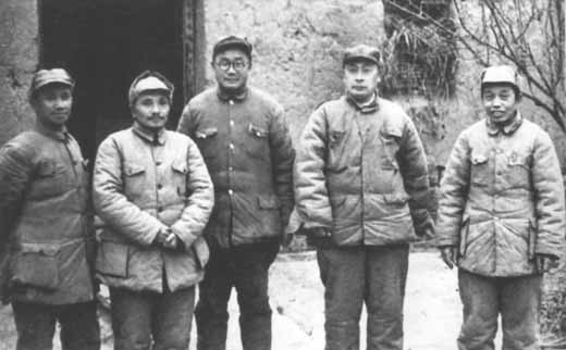 由邓小平（左2）任书记的五人总前委