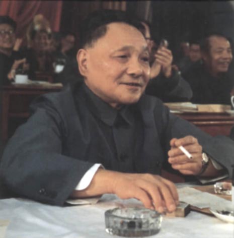 在主持中央日常工作期间的邓小平（1975年）