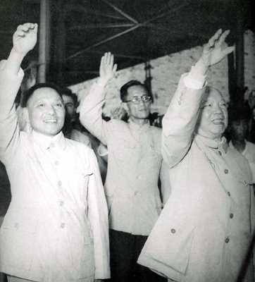 1959年邓小平（左）等在北京火车站欢迎外宾