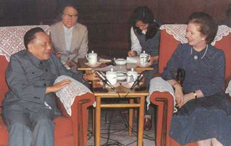 1982年邓小平（左一）会见英国首相