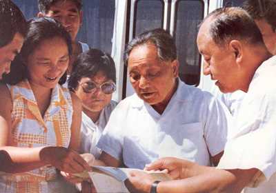 1983年邓小平与邓林等欣赏照片