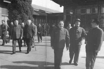 邓小平（右3）与李先念等在中南海庭院中（1984）