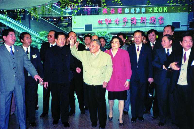 邓小平参观深圳国贸大厦（1992年）