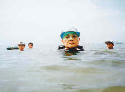 87岁高龄的邓小平仍在北戴河游泳